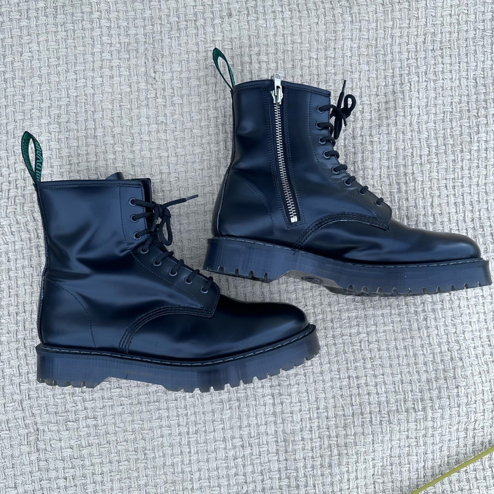 MENS SOLOVAIR Black Hi-Shine 8 Eye Zipped
Platform Derby Boot size UK 12 USA 13